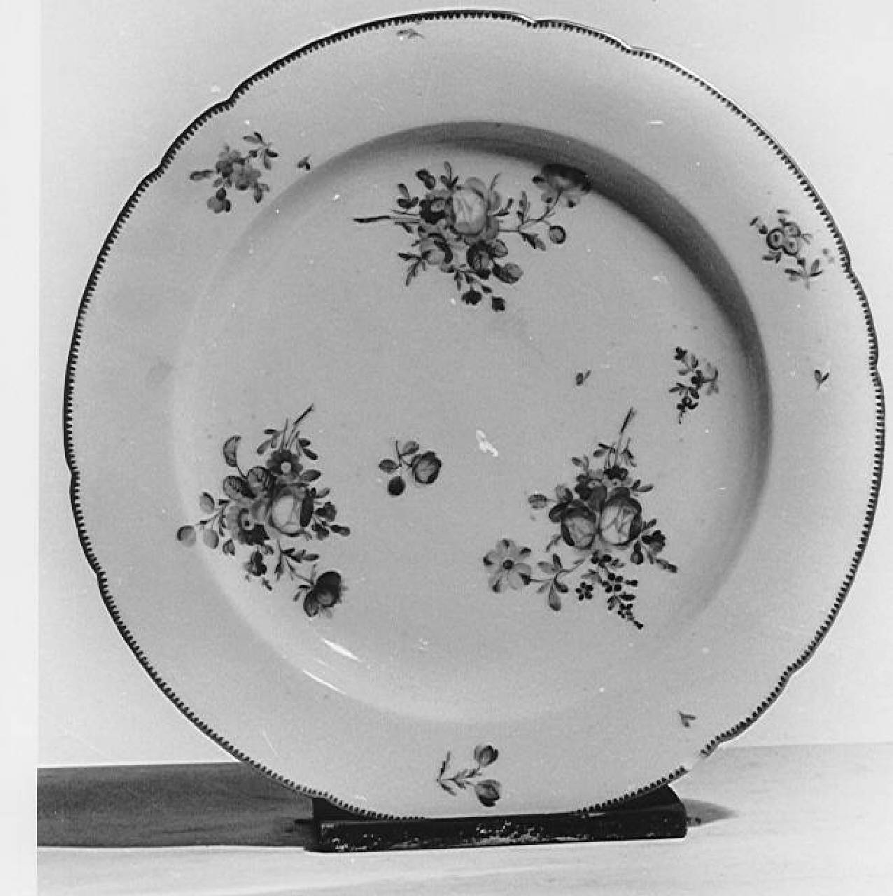 Motivo decorativo floreale (piatto) di Manifattura detta del Duca d'Orleans - porcellana di Parigi (sec. XVIII)