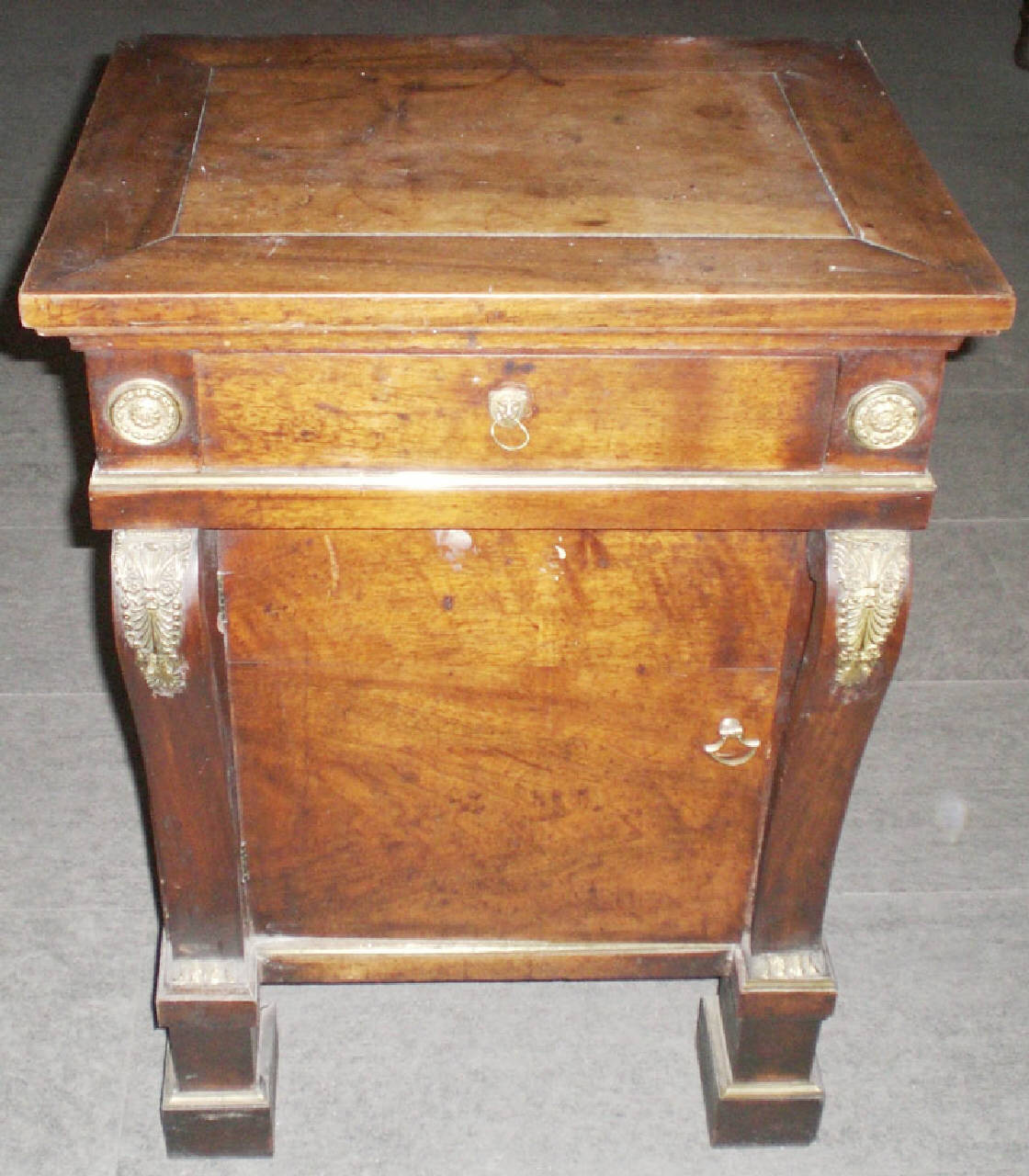 testa di leone (comodino) - produzione italiana (sec. XIX)