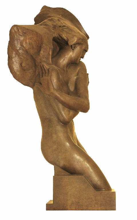 La vittoria del Piave, mezza figura di vittoria alata (scultura) di Minerbi, Arrigo; Capecchi Primo (secondo quarto sec. XX)