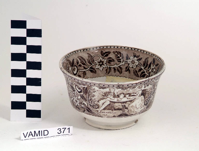 Colazione in giardino e motivi decorativi floreali (ciotola) di Sarreguemines (ultimo quarto sec. XIX)