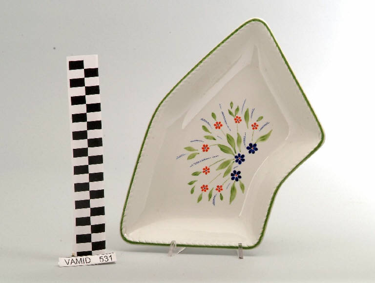 Motivi decorativi floreali stilizzati (piatto lunetta) di Società Ceramica Richard Ginori (seconda metà sec. XX)