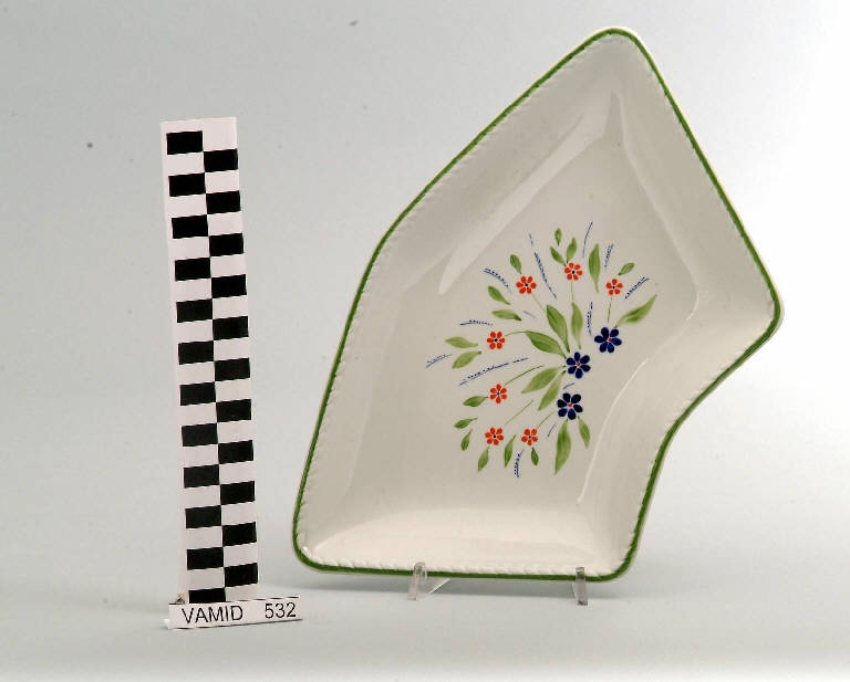 Motivi decorativi floreali stilizzati (piatto lunetta) di Società Ceramica Richard Ginori (seconda metà sec. XX)