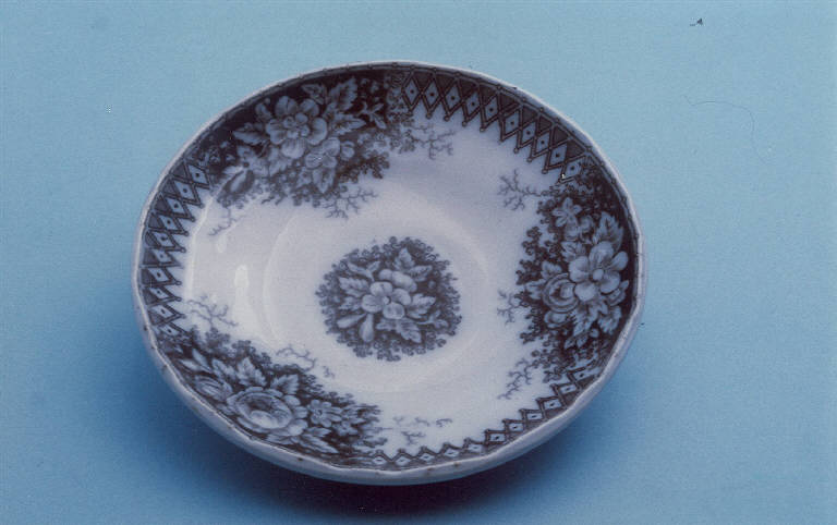 Motivi decorativi geometrici e floreali (piattino) di Sarreguemines (seconda metà sec. XIX)