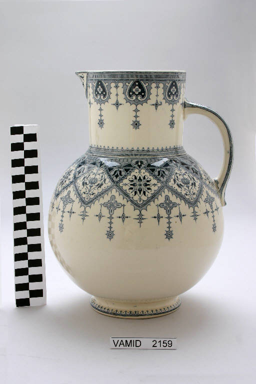 Motivi decorativi geometrici indiani (brocca) di Sarreguemines - ambito francese (fine/inizio secc. XIX/ XX)