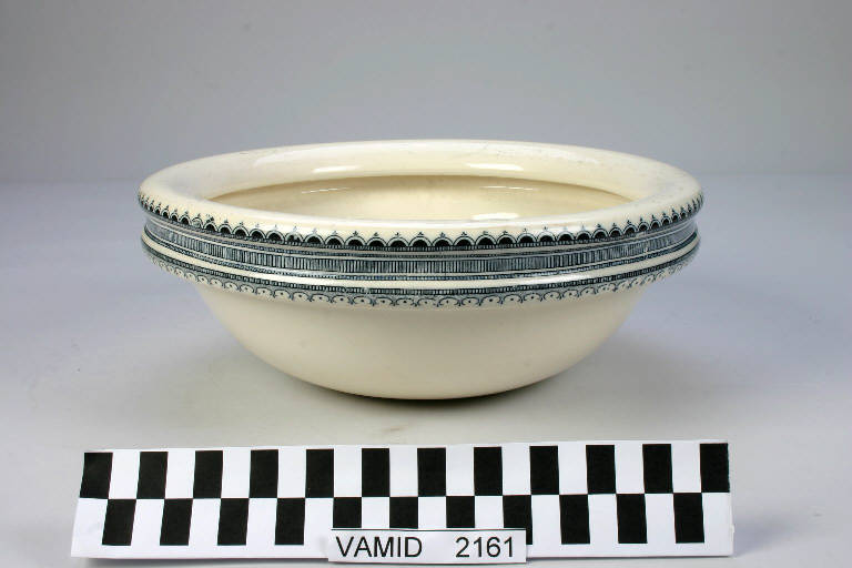 Motivi decorativi geometrici indiani (bacinella) di Sarreguemines - ambito francese (fine/inizio secc. XIX/ XX)