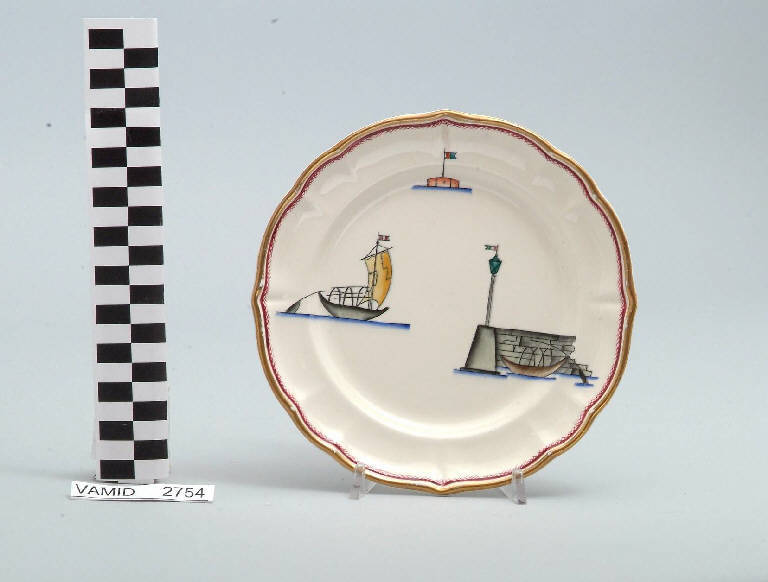 Veduta di un porticciolo con una barca da pesca all'ancora ed elementi caratteristici del Lago Maggiore (piatto da formaggio) di Andlovitz Guido; Società Ceramica Italiana Laveno (sec. XX)