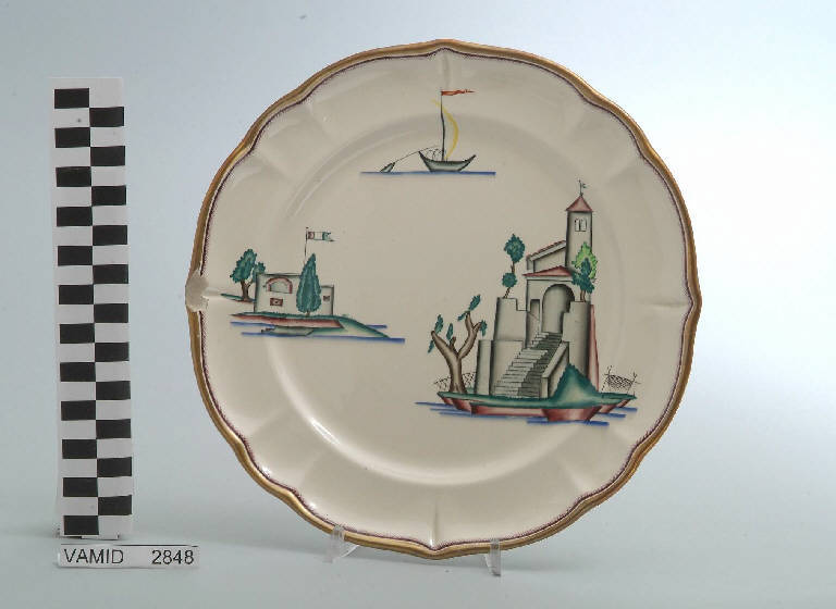 Veduta di una chiesa con campanile e scalinata ed elementi caratteristici del Lago Maggiore (piatto piano) di Andlovitz Guido; Società Ceramica Italiana Laveno (sec. XX)