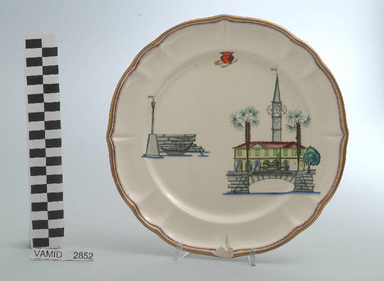 Veduta del Municipio di Laveno-Mombello ed elementi caratteristici del Lago Maggiore (piatto piano) di Andlovitz Guido; Società Ceramica Italiana Laveno (sec. XX)