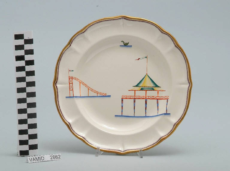 Veduta di una rotonda sul lago con tendone ed elementi caratteristici del Lago Maggiore (piatto fondo) di Andlovitz Guido; Società Ceramica Italiana Laveno (sec. XX)