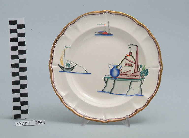 Veduta dello stabilimento Verbano della S. C. I. a Laveno ed elementi caratteristici del Lago Maggiore (piatto fondo) di Andlovitz Guido; Società Ceramica Italiana Laveno (sec. XX)