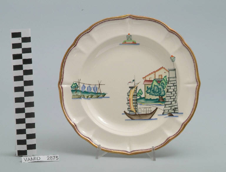 Veduta di un porticciolo privato ed elementi caratteristici del Lago Maggiore (piatto fondo) di Andlovitz Guido; Società Ceramica Italiana Laveno (sec. XX)