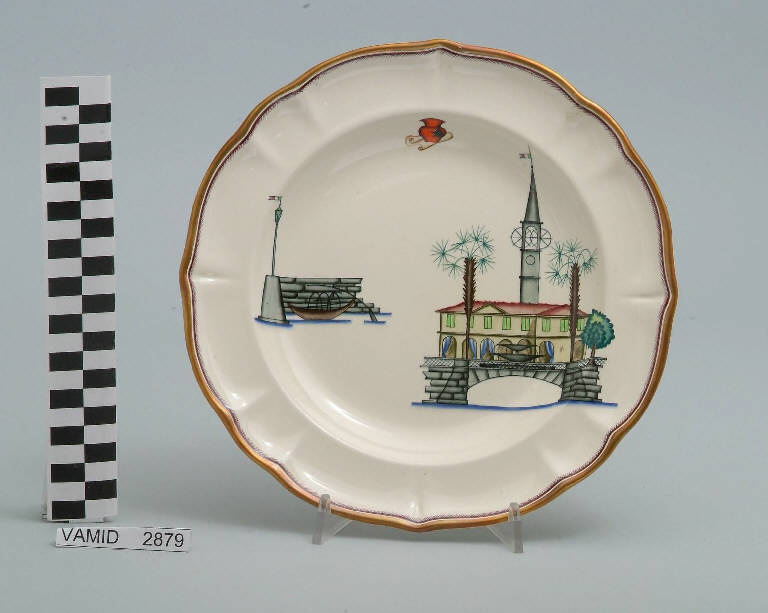 Veduta del Municipio di Laveno-Mombello ed elementi caratteristici del Lago Maggiore (piatto fondo) di Andlovitz Guido; Società Ceramica Italiana Laveno (sec. XX)