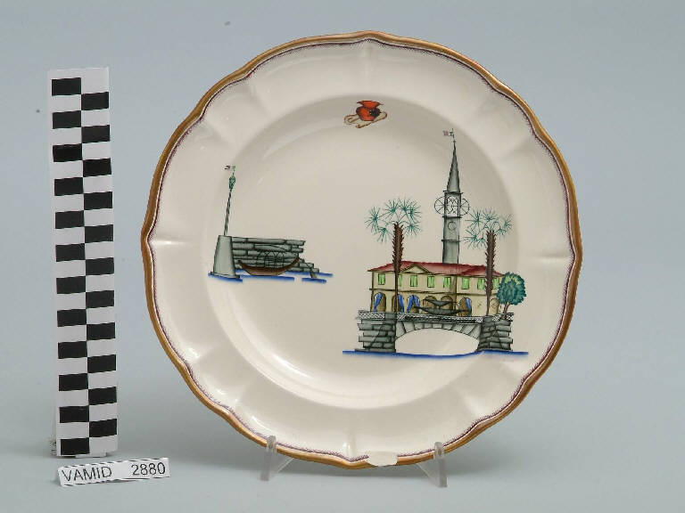 Veduta del Municipio di Laveno-Mombello ed elementi caratteristici del Lago Maggiore (piatto fondo) di Andlovitz Guido; Società Ceramica Italiana Laveno (sec. XX)