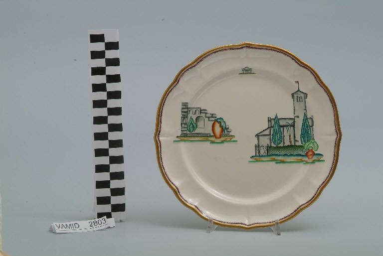 Veduta di una chiesa con campanile e cipressi ed elementi caratteristici del Lago Maggiore (piatto da frutta) di Andlovitz Guido; Società Ceramica Italiana Laveno (sec. XX)