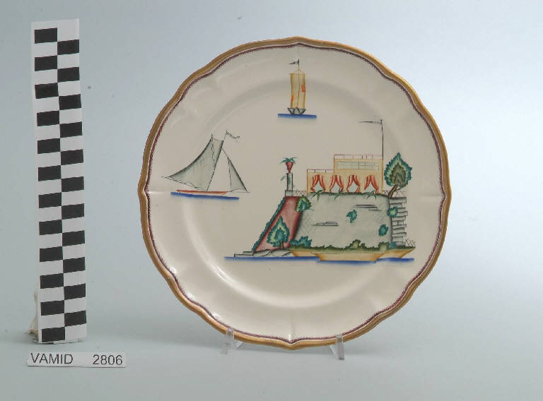 Veduta di una terrazza sul lago con loggiato e tendaggi ed elementi caratteristici del Lago Maggiore (piatto da frutta) di Andlovitz Guido; Società Ceramica Italiana Laveno (sec. XX)