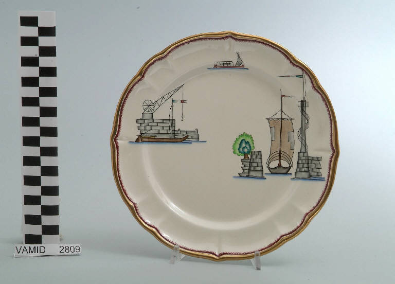 Veduta di un porto con barca a vela in uscita ed elementi caratteristici del Lago Maggiore (piatto da frutta) di Andlovitz Guido; Società Ceramica Italiana Laveno (sec. XX)