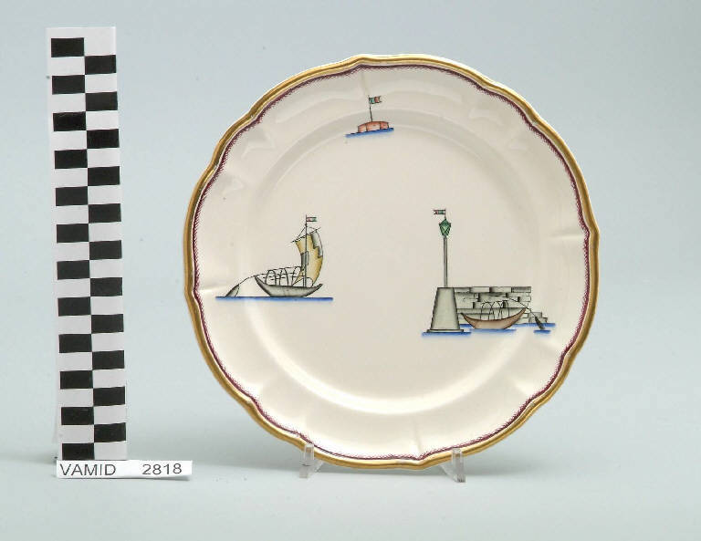 Veduta di un porticciolo con una barca da pesca all'ancora ed elementi caratteristici del Lago Maggiore (piatto da frutta) di Andlovitz Guido; Società Ceramica Italiana Laveno (sec. XX)