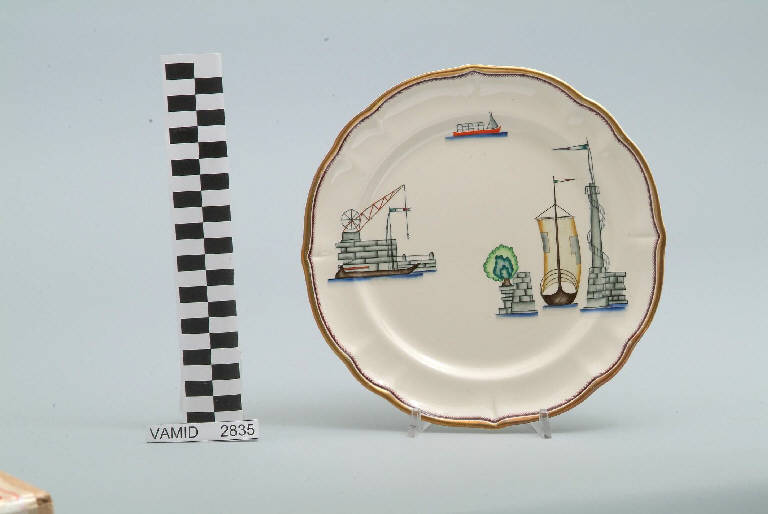 Veduta di un porto con barca a vela in uscita ed elementi caratteristici del Lago Maggiore (piatto da frutta) di Andlovitz Guido; Società Ceramica Italiana Laveno (sec. XX)