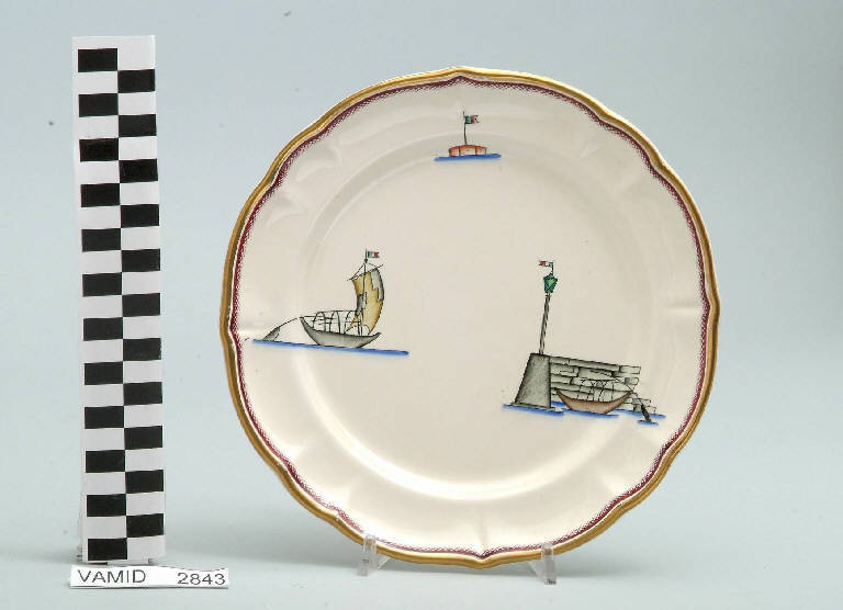 Veduta di un porticciolo con una barca da pesca all'ancora ed elementi caratteristici del Lago Maggiore (piatto da frutta) di Andlovitz Guido; Società Ceramica Italiana Laveno (sec. XX)