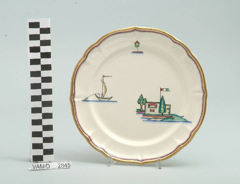 Veduta di un fortino ed elementi caratteristici del Lago Maggiore (piatto da frutta) di Andlovitz Guido; Società Ceramica Italiana Laveno (sec. XX)
