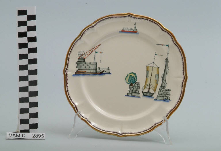 Veduta di un porto con barca a vela in uscita ed elementi caratteristici del Lago Maggiore (piatto da frutta) di Andlovitz Guido; Società Ceramica Italiana Laveno (sec. XX)