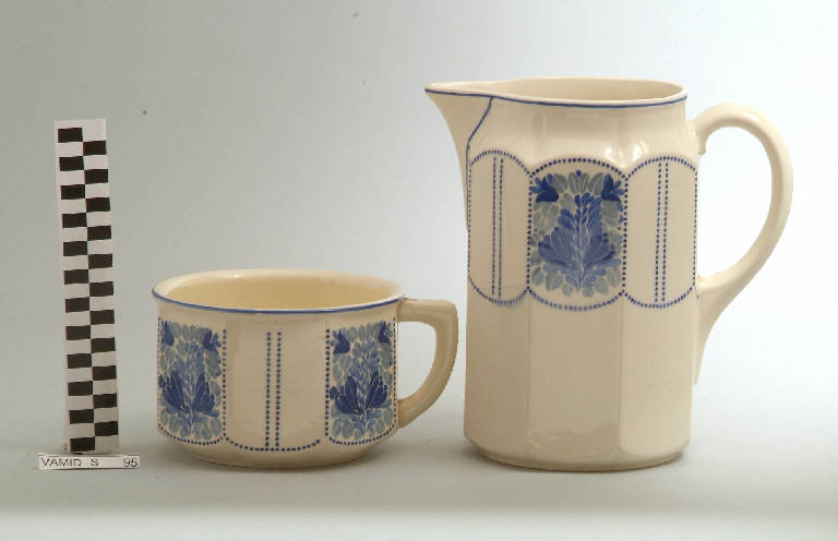 Motivi decorativi geometrici e vegetali (servizio igienico da camera) - manifattura europea (prima metà sec. XX)