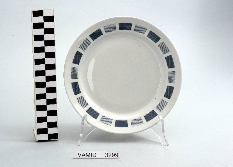 Motivi decorativi geometrici (piatto da frutta) di Società Ceramica Richard Ginori (terzo quarto sec. XX)