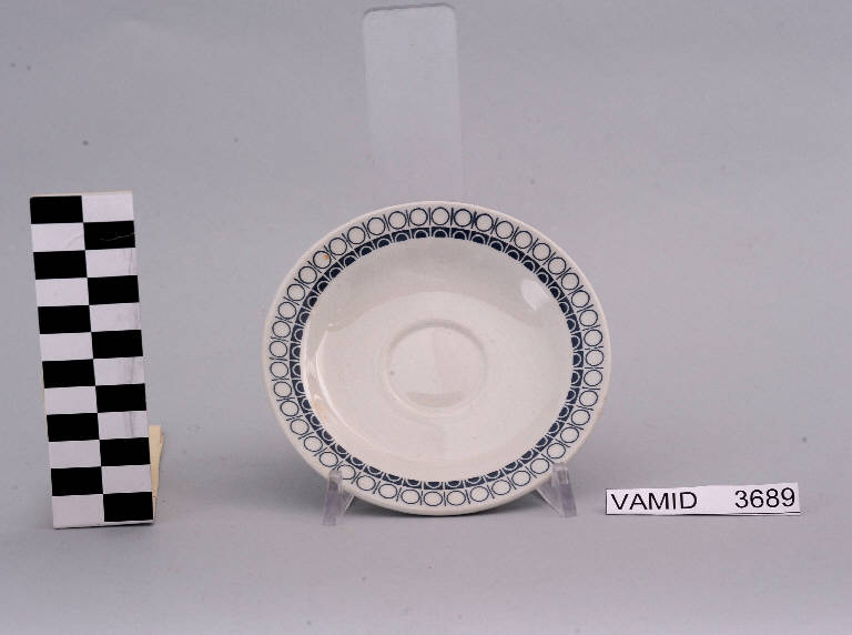 Motivi decorativi geometrici (piattino da caffè) di Società Ceramica Richard Ginori (terzo quarto sec. XX)