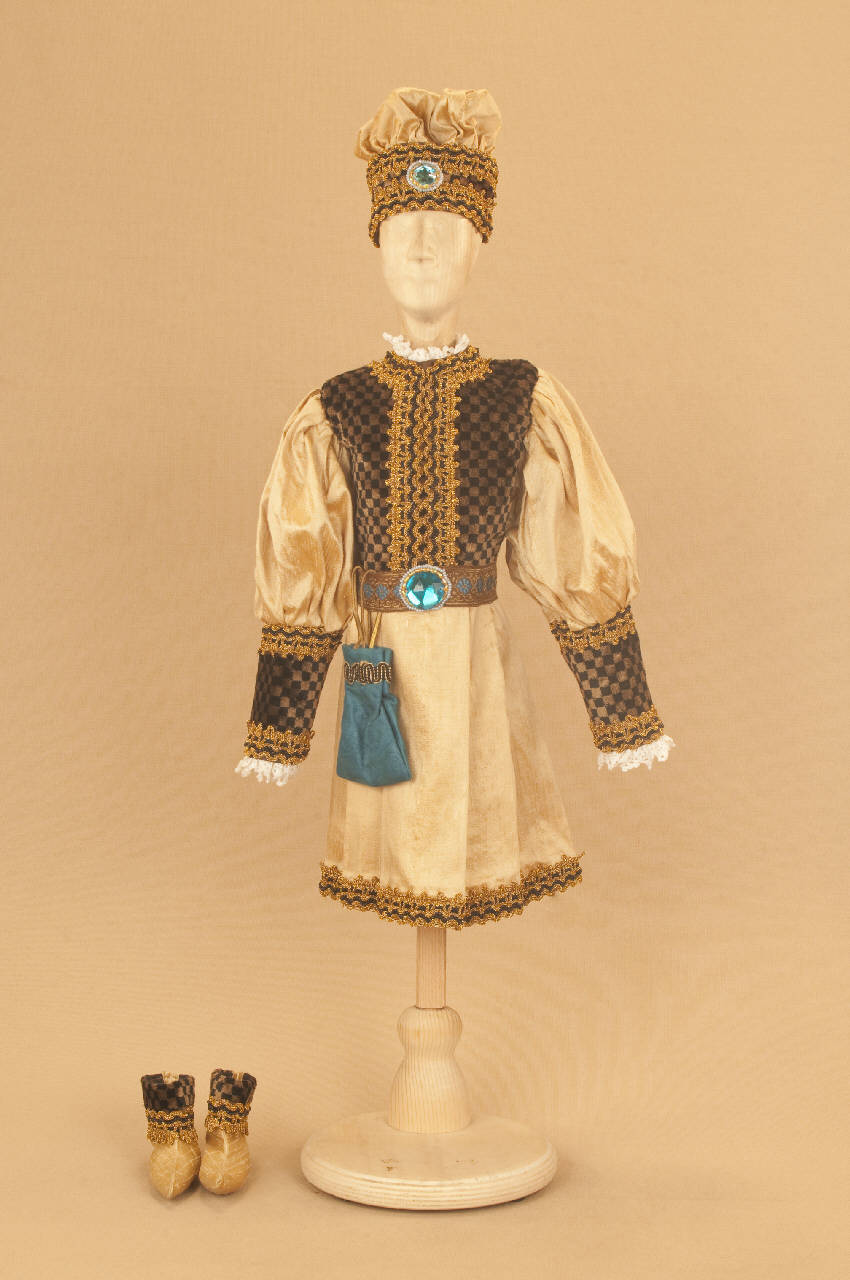 Cavaliere oro (abito di marionetta) di Monti, Eugenio; Citterio, Mariagrazia; Monti, Eugenio - ambito milanese||ambito milanese (prima metà sec. XXI)