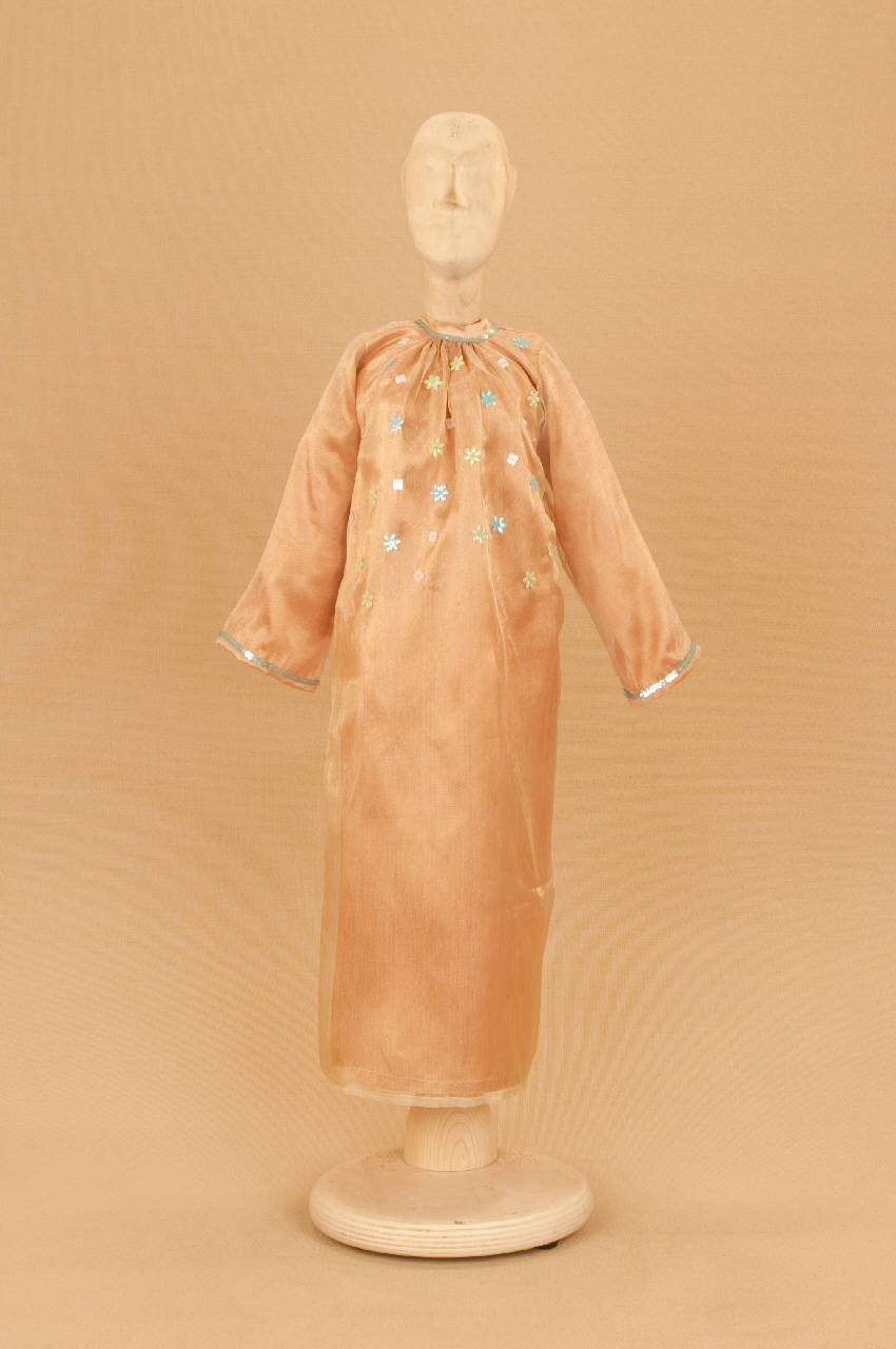 Fata sfondo (abito di marionetta) di Monti, Eugenio; Lanino, Mariapia; Perego, Sheila - ambito milanese||ambito milanese (primo quarto sec. XXI)