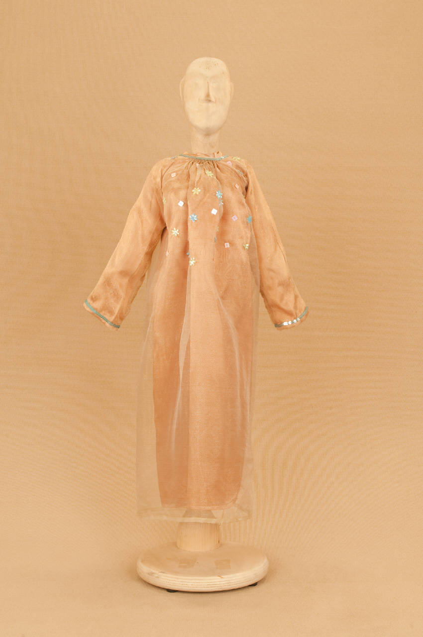 Fata sfondo (abito di marionetta) di Monti, Eugenio; Lanino, Mariapia; Perego, Sheila - ambito milanese||ambito milanese (primo quarto sec. XXI)