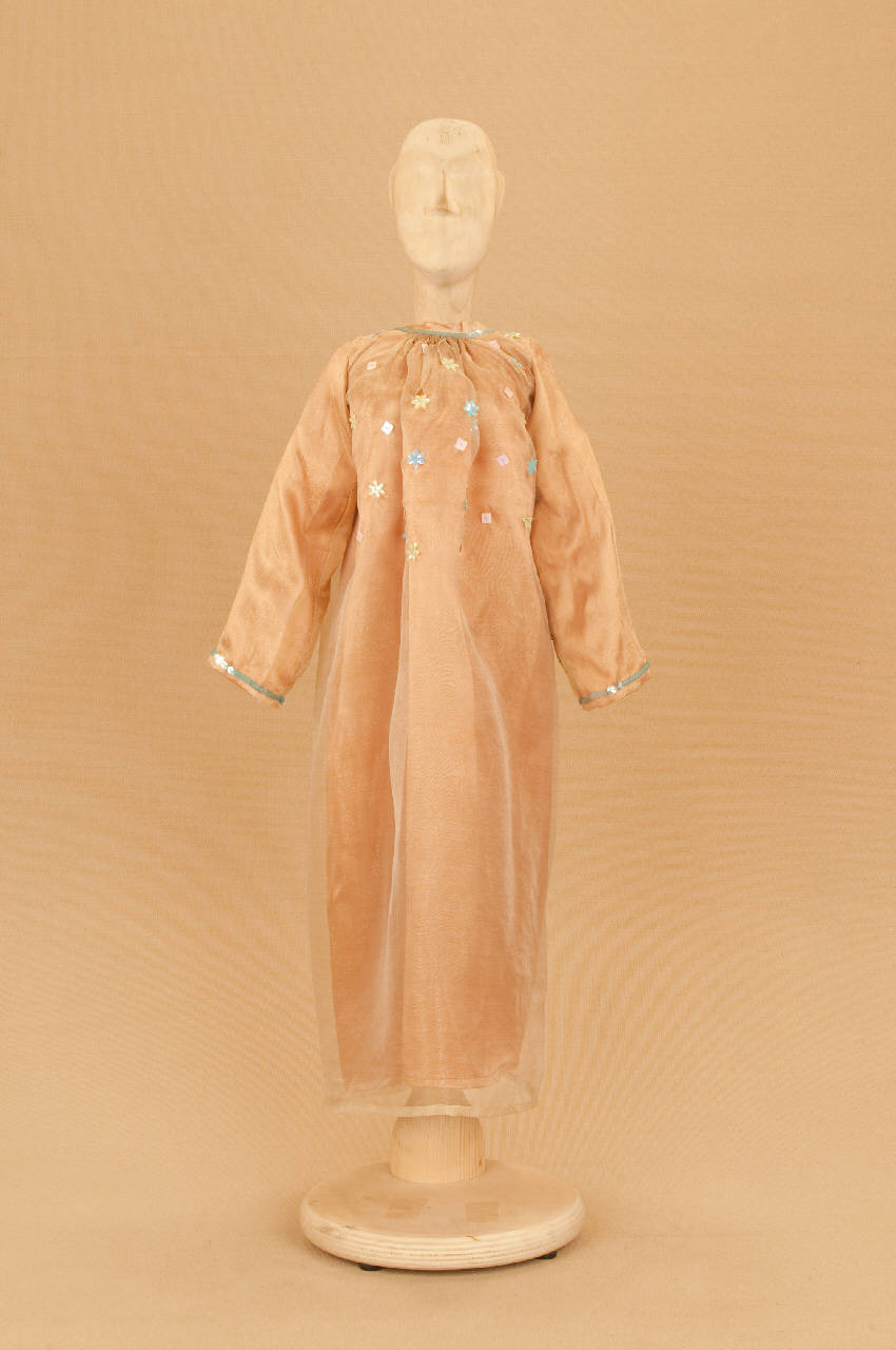 Fata sfondo (abito di marionetta) di Monti, Eugenio; Lanino, Mariapia; Perego, Sheila - ambito milanese||ambito milanese (primo quarto sec. XXI)