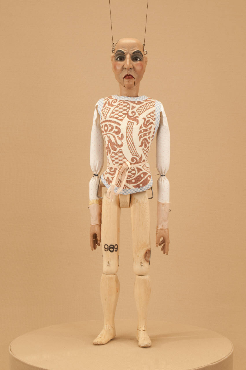 Sacerdote (marionetta) di Citterio, Franco; Schiavolin, Giovanni; Marcolegio, Tiziano; Citterio, Mariagrazia - ambito milanese (inizio sec. XXI)