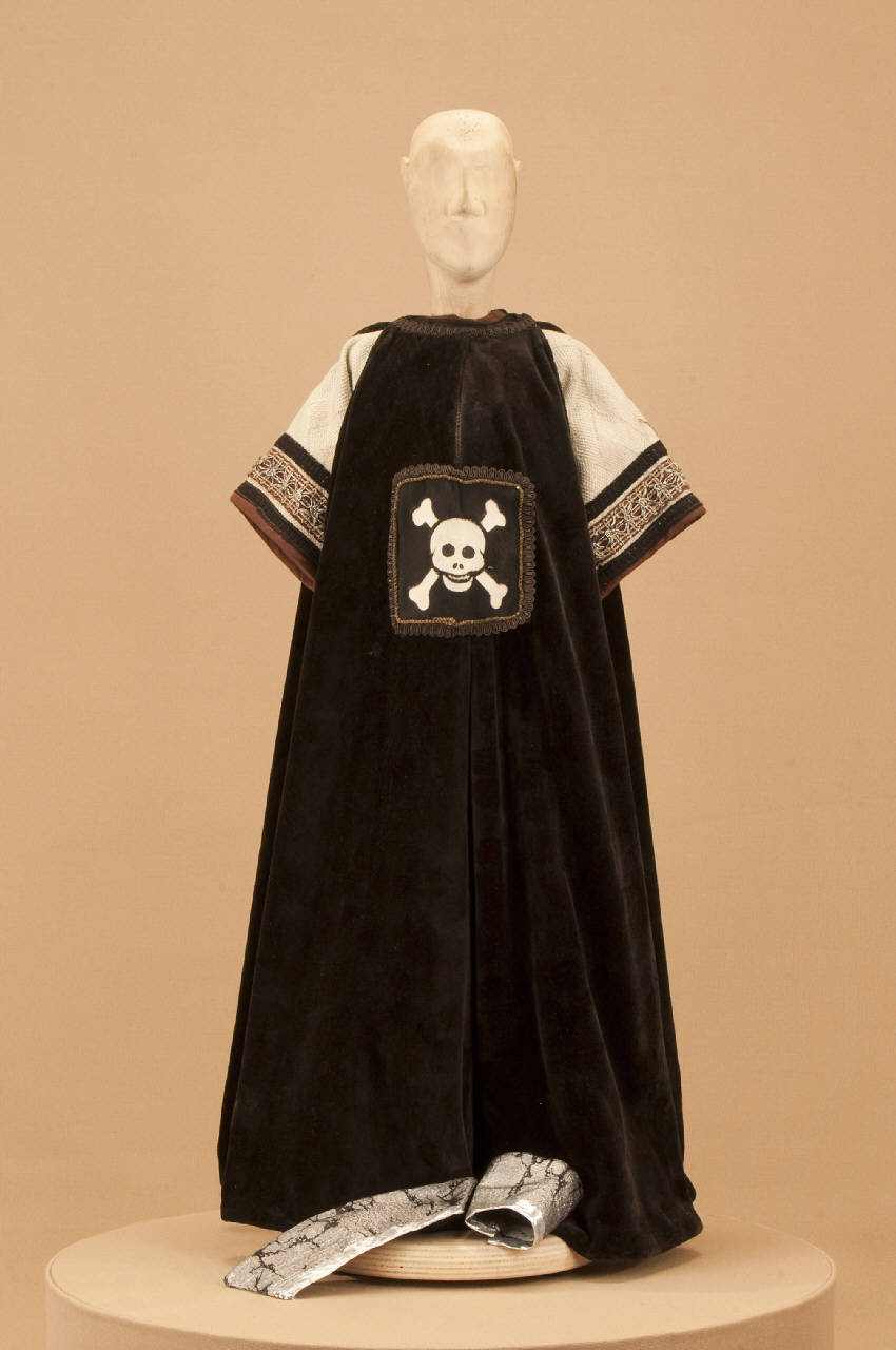 Cavaliere della morte (abito di marionetta) di Monti, Eugenio; Citterio, Mariagrazia; Colzani, Silvia - ambito milanese||ambito milanese (ultimo quarto||primo quarto sec. XX||sec. XXI)