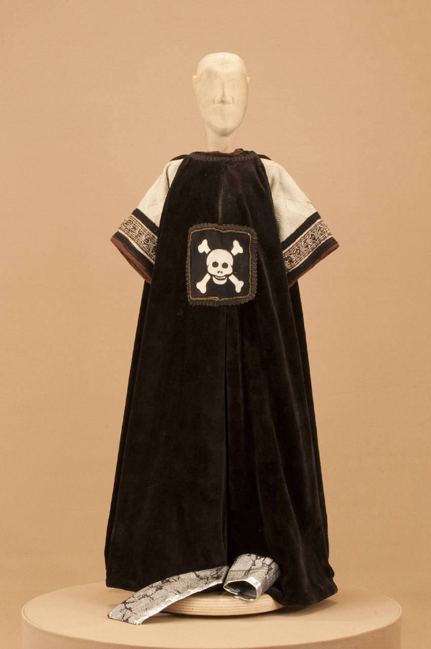 Cavaliere della morte (abito di marionetta) di Monti, Eugenio; Citterio, Mariagrazia; Colzani, Silvia - ambito milanese||ambito milanese (ultimo quarto||primo quarto sec. XX||sec. XXI)