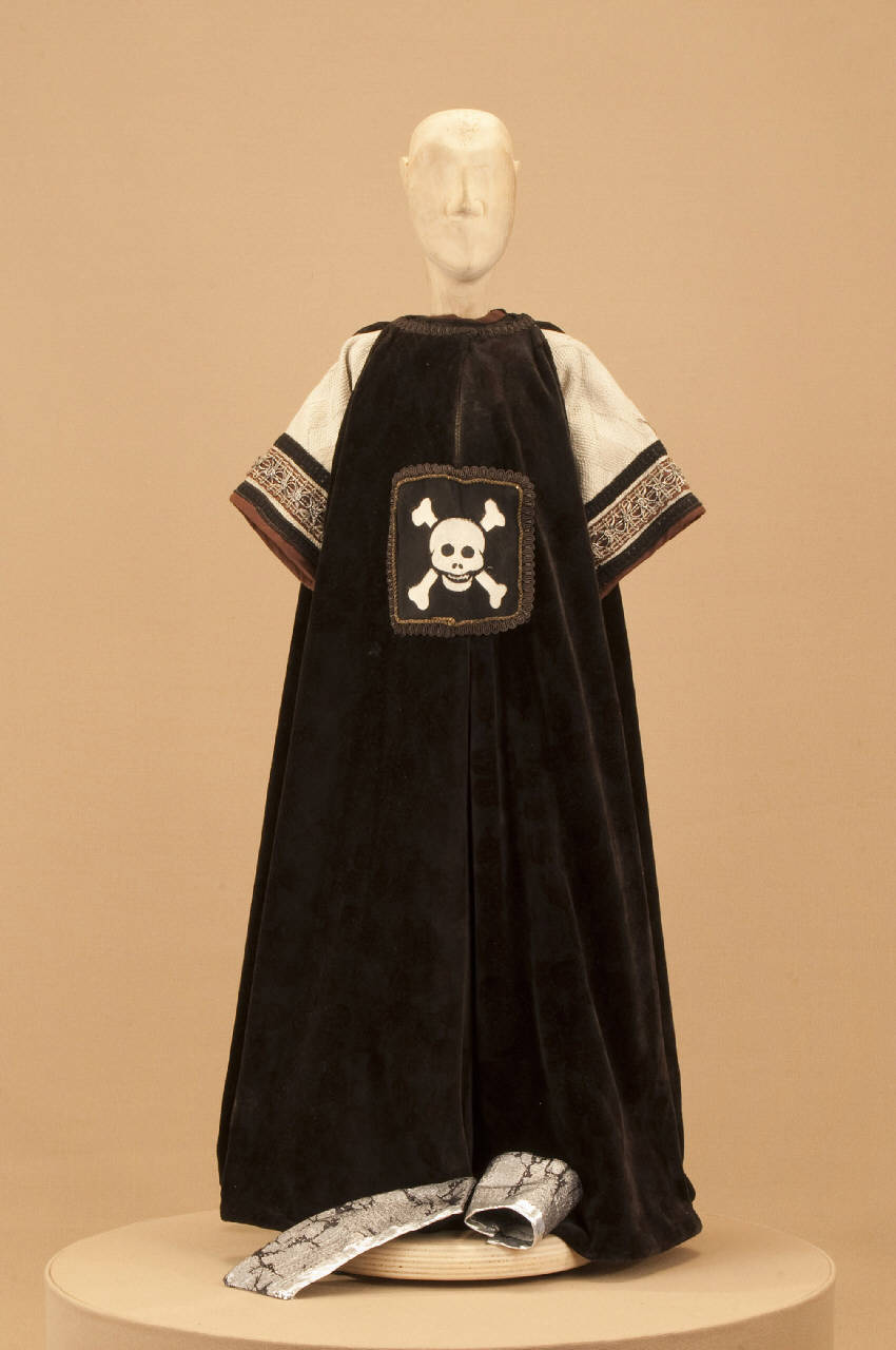 Cavaliere della morte (abito di marionetta) di Monti, Eugenio; Citterio, Mariagrazia; Colzani, Silvia - ambito milanese||ambito milanese (ultimo quarto||primo quarto sec. XX||sec. XXI)