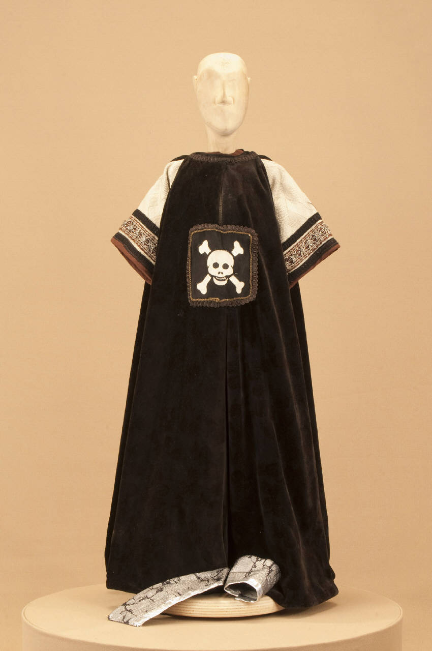 Cavaliere della morte (abito di marionetta) di Monti, Eugenio; Citterio, Mariagrazia; Colzani, Silvia - ambito milanese||ambito milanese (ultimo quarto||primo quarto sec. XX||sec. XXI)