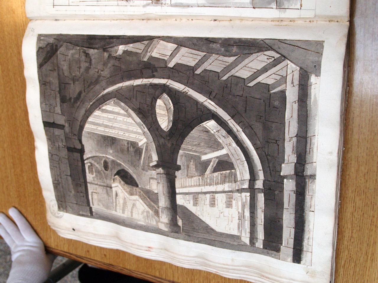 Carcere, Interno di carcere inquadrato da grosso arco, suddiviso a sua volta in due archi, con prospettiva per angolo (disegno per scenografia) di Galliari, Giuseppino; Galliari, Gaspare (attribuito; attribuito) - ambito Italia settentrionale (secc. XVIII/ XIX)