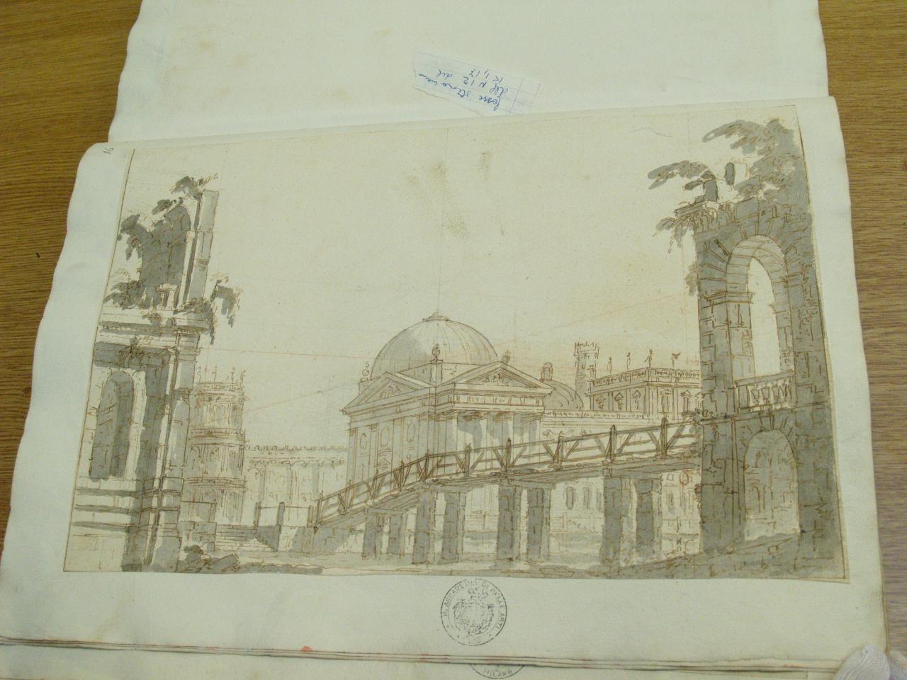 Esterno di città antica. Rovine ai lati, Veduta di città antica. Rovine ai lati incorniciano la scena (disegno per scenografia) di Galliari, Fabrizio (attribuito) - ambito Italia settentrionale (secc. XVIII/ XIX)