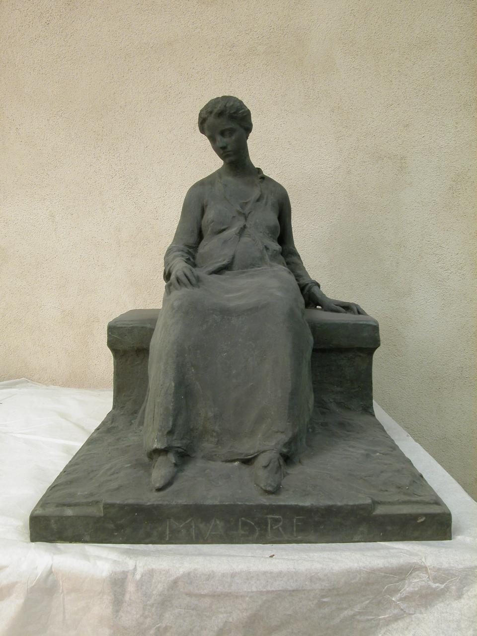 Madre, Figura di donna seduta (statua) di Barzaghi, Prassitele (sec. XX)