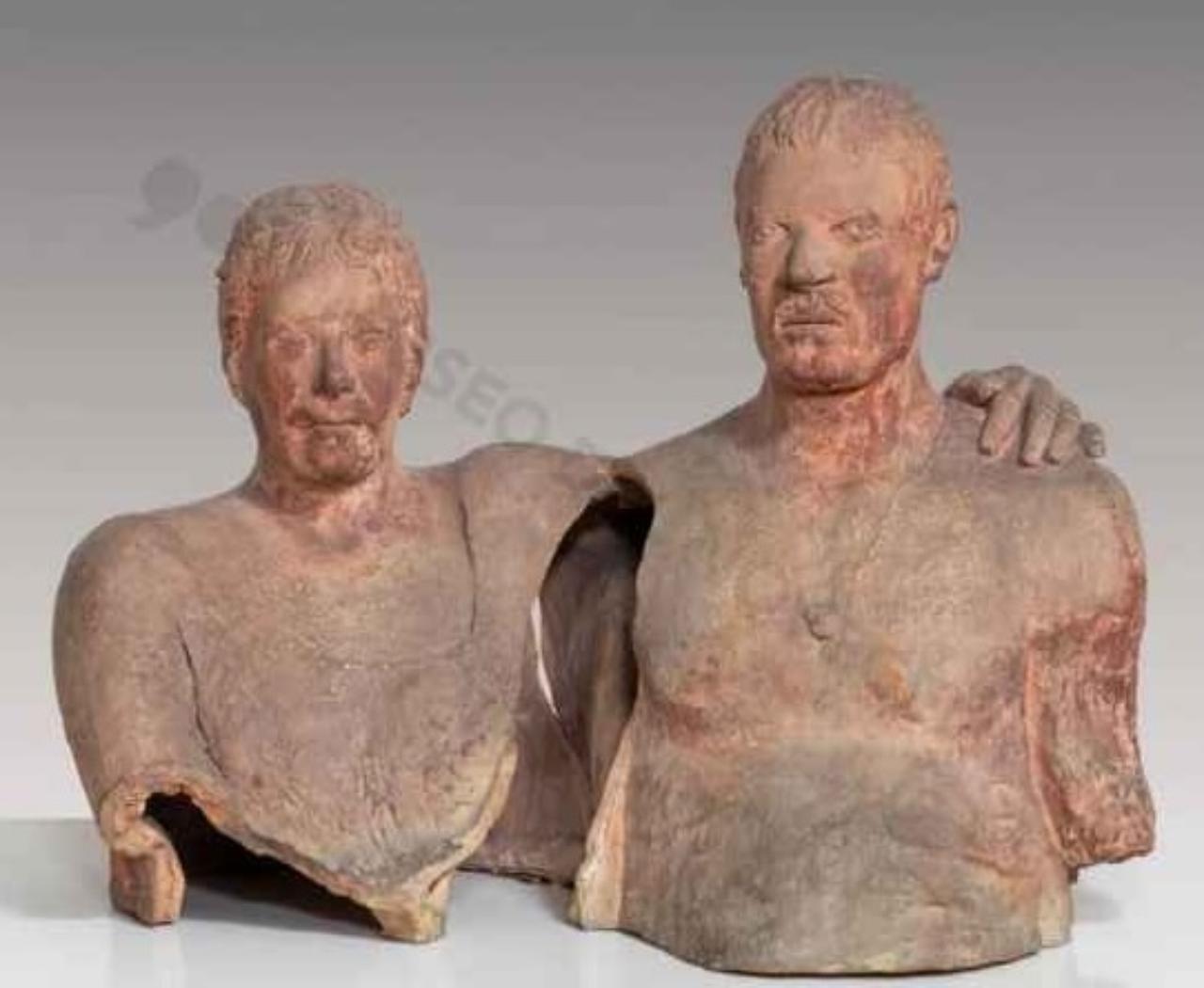 Popolo, due figure (gruppo scultoreo) di Marini, Marino (sec. XX)