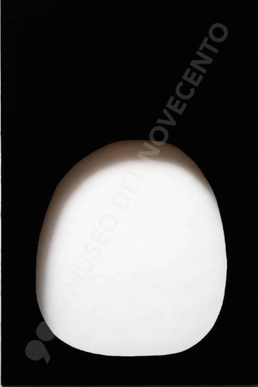 Volume, buco in tela monocroma (dipinto) di Dadamaino (sec. XX)