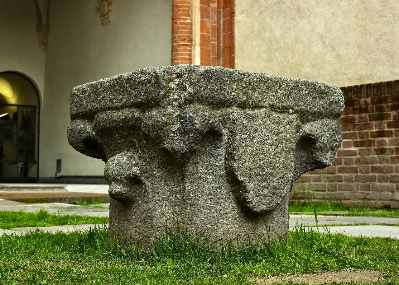 Capitello con foglie d'acqua e tre scudi aniconici (capitello) di Scultore - ambito lombardo (prima metà sec. XV)