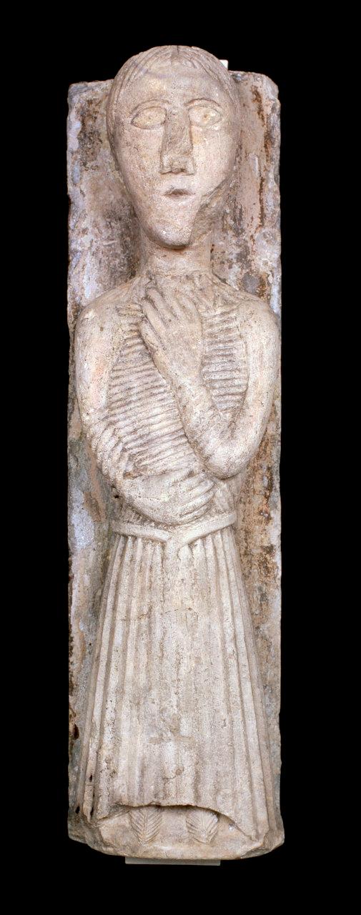Figura femminile con braccia raccolte al seno o Religiosa, figura femminile (scultura) - scuola lombarda (sec. X)