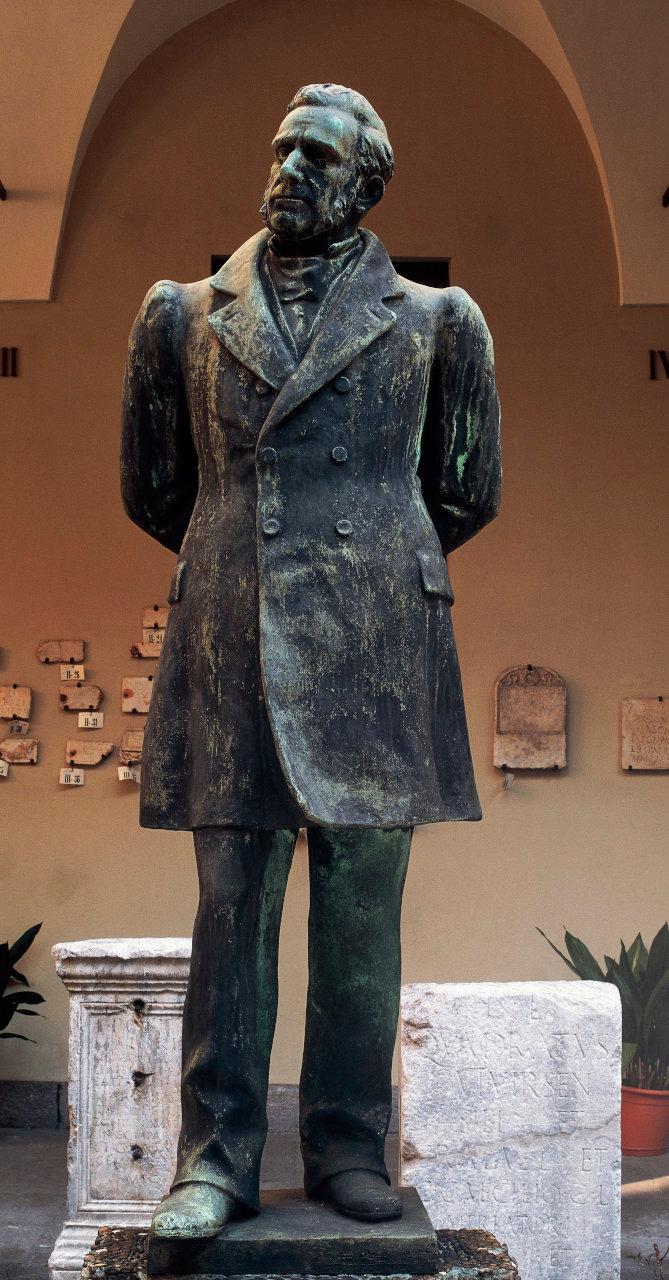 Alessandro Manzoni, ritratto maschile a figura intera (statua) di Riva d'Andria, Remo (sec. XX)