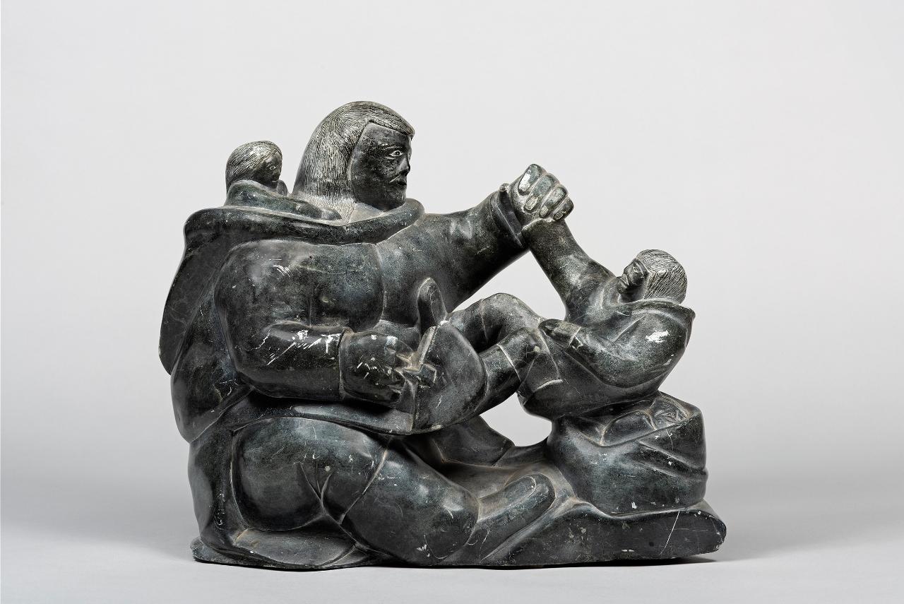 Famiglia inuit: madre che gioca con i figli/Scena di gioco, Donna con bambini (scultura) di Qumaluk, Pov - popolazione Inuit (seconda metà sec. XX)