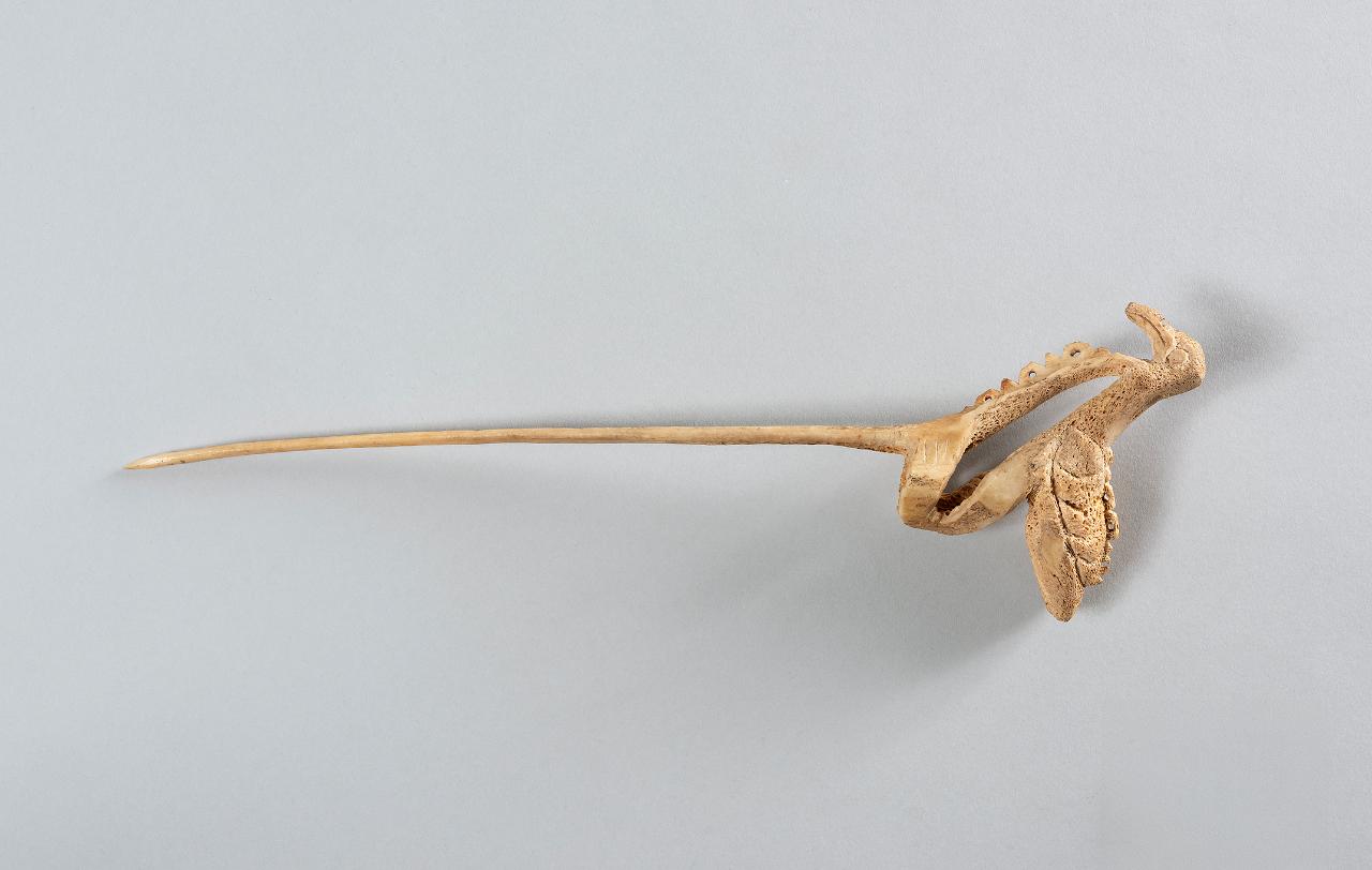 osso di caribù (o di balena?) (spillone) di popolazione Inuit (autore non identificato) - popolazione Inuit (inizio||seconda metà sec. XX||sec. XX)