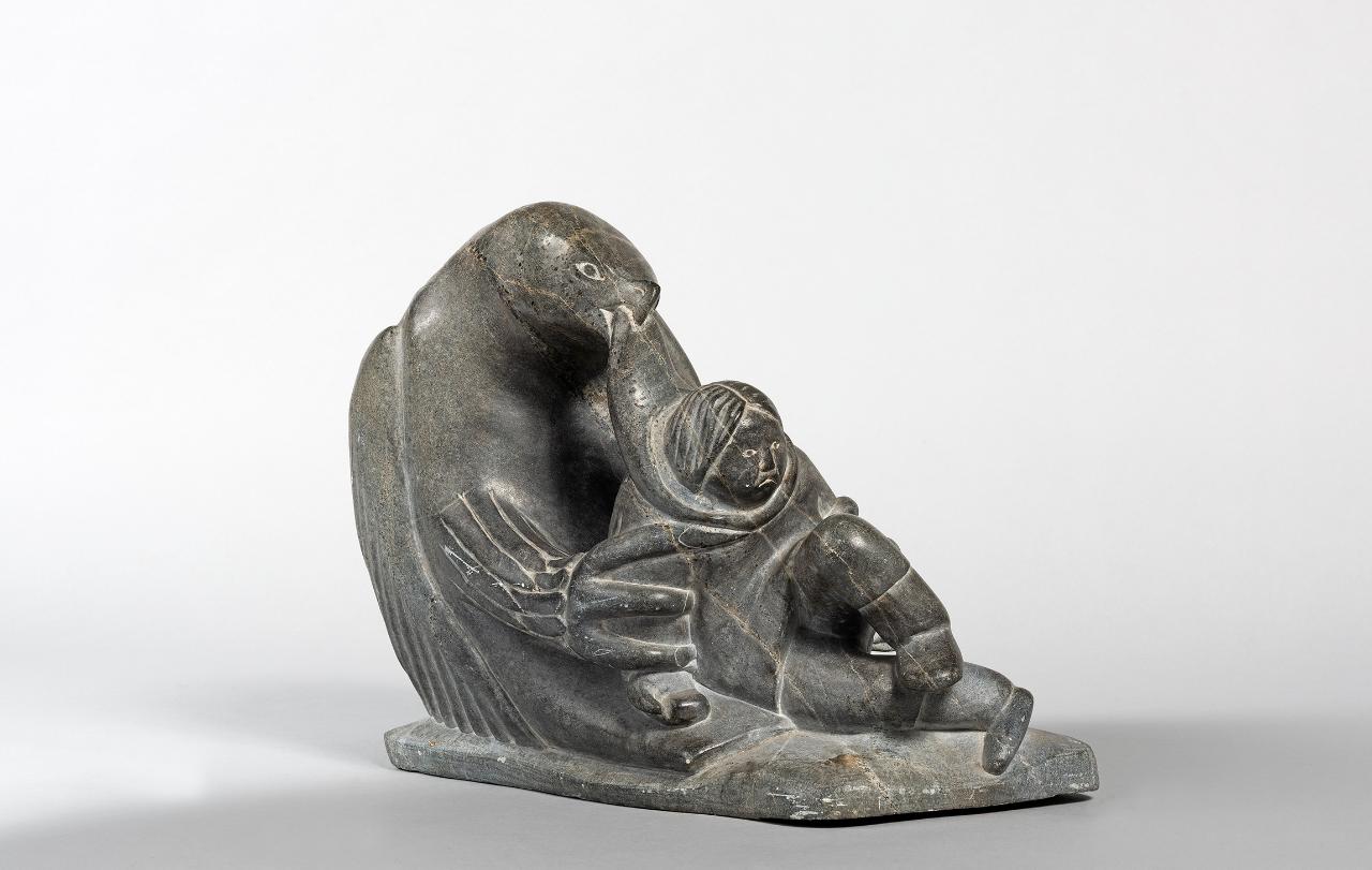 Leggenda della donna rapita da un'aquila gigante, Animali e figure umane (scultura) di Johannassie, Jack - popolazione Inuit (seconda metà sec. XX)