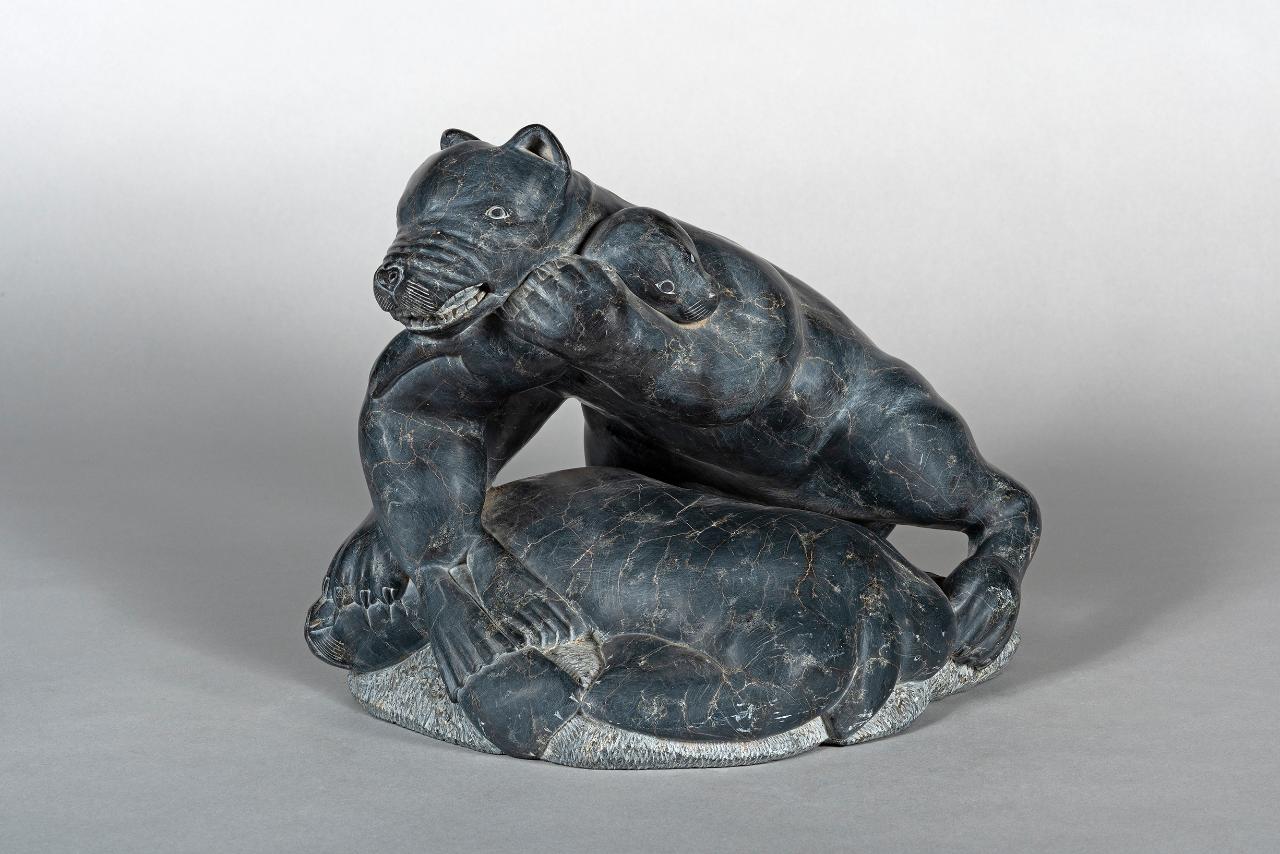 Orso che mangia un piccolo di foca sottraendolo alla madre, orso e foche (scultura) di popolazione Inuit - popolazione Inuit (seconda metà sec. XX)