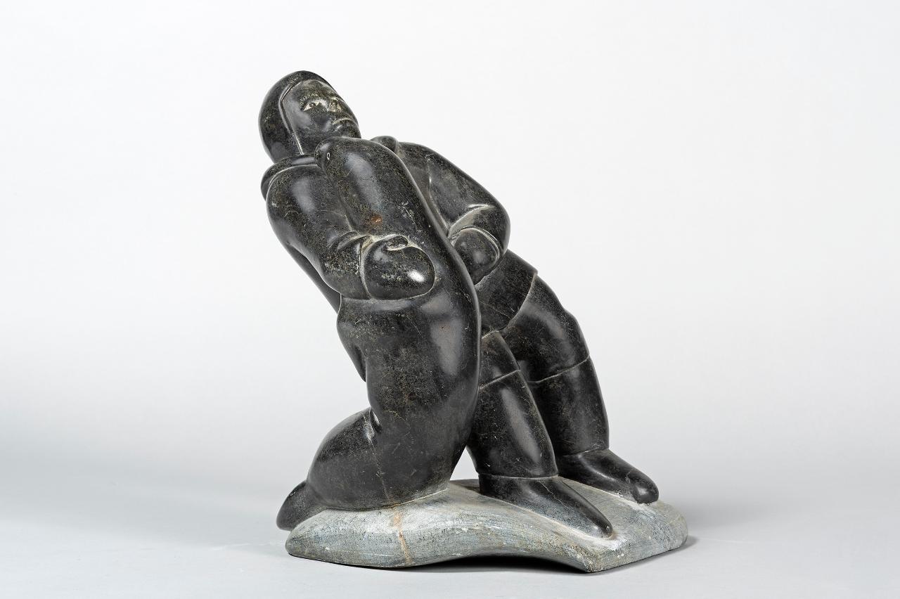 Uomo che estrae una foca da un foro nel ghiaccio, Animali e figure umane (scultura) di popolazione Inuit - popolazione Inuit (seconda metà sec. XX)